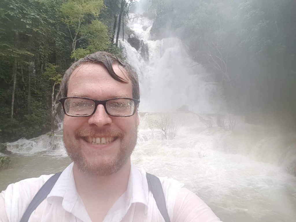 Ich am Kuang Si Wasserfall, nachdem ich das Alms giving in Luang Prabang erlebt habe
