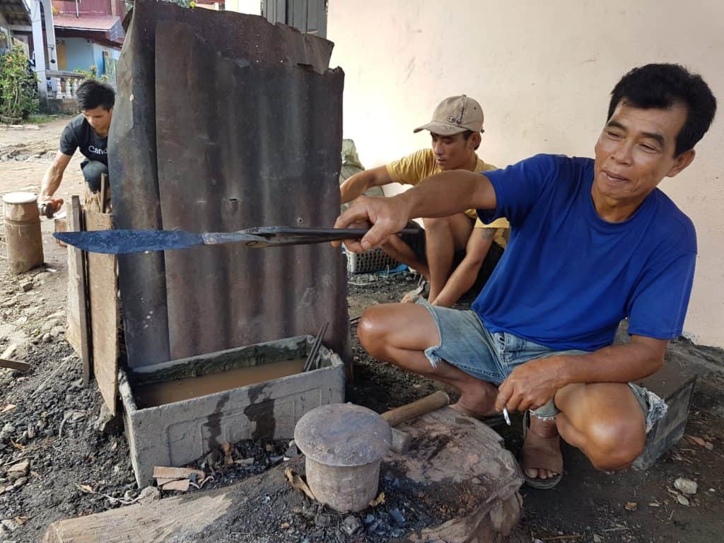 Rohling beim Messer schmieden in Luang Prabang