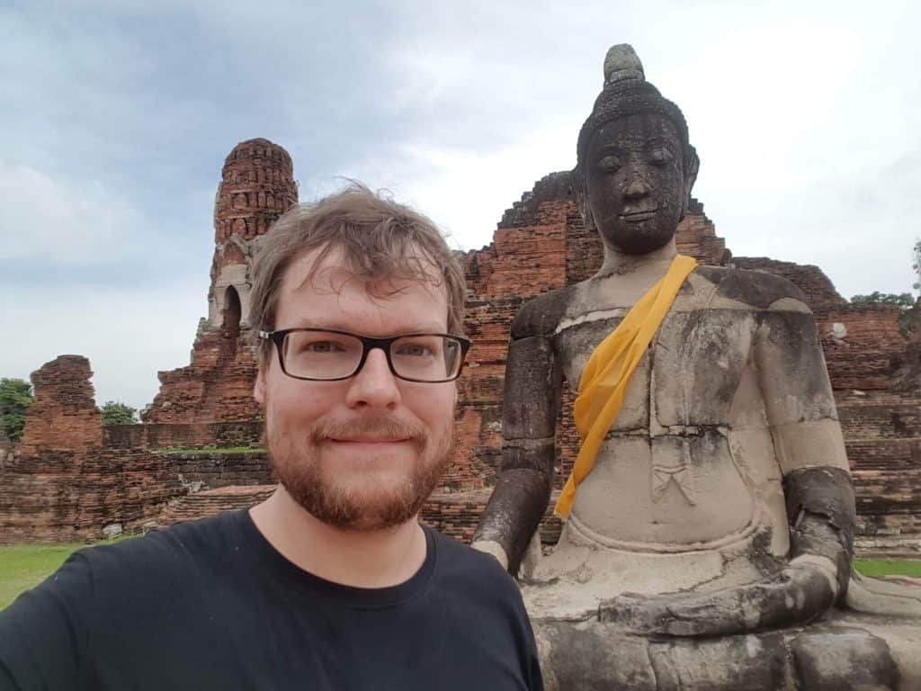 Meiner einer vor den Tempelruinen des Wat Mathatat in Ayutthaya