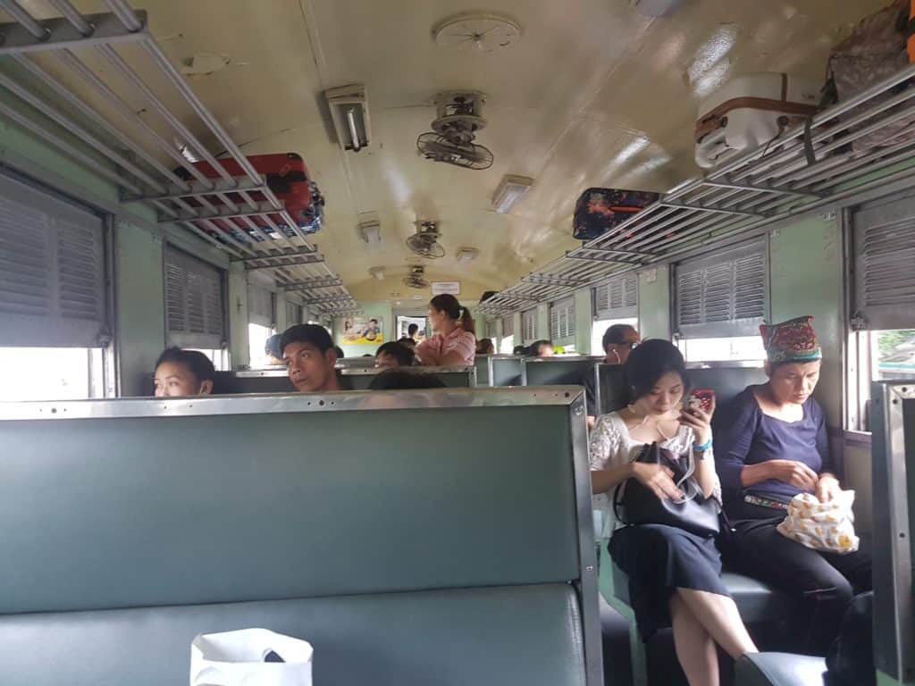 Im Abteil des Ayutthaya Bangkok Zug