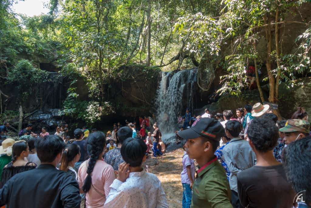 Wasserfall mit Locals am Kbal Spean