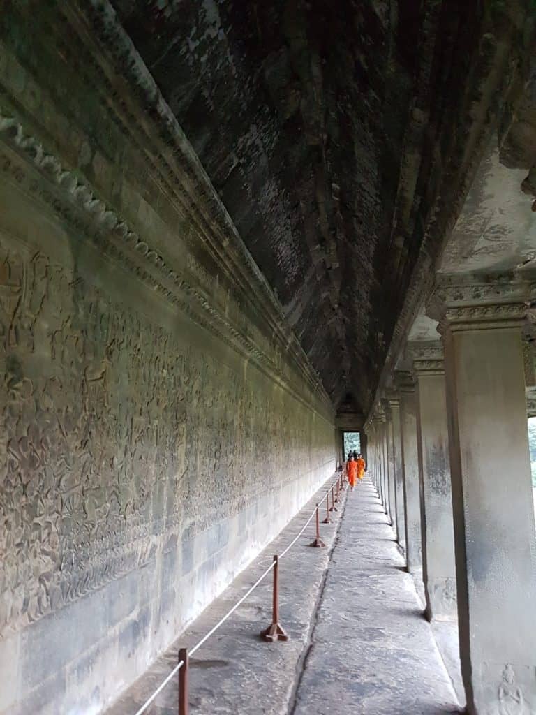 Gang mit Wandrelief im Angkor Wat Tempel