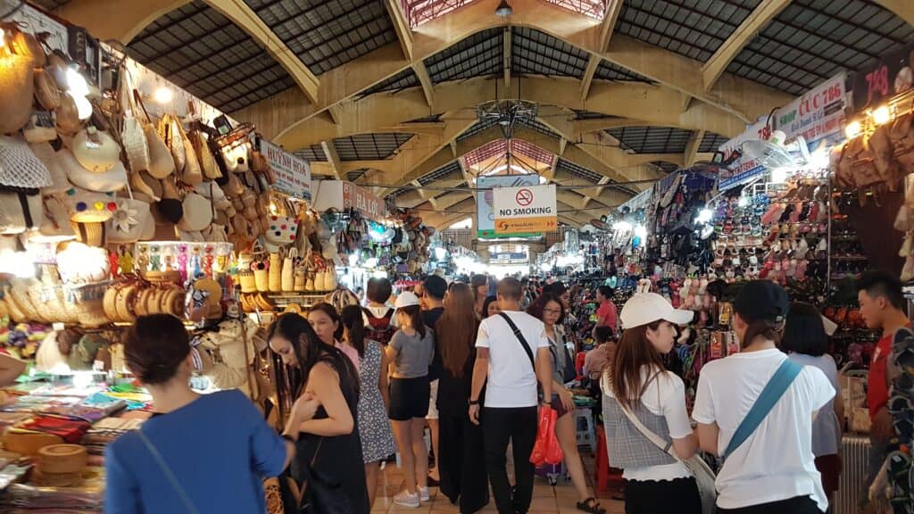 viele Menschen besuchen den Ben Thanh Markt