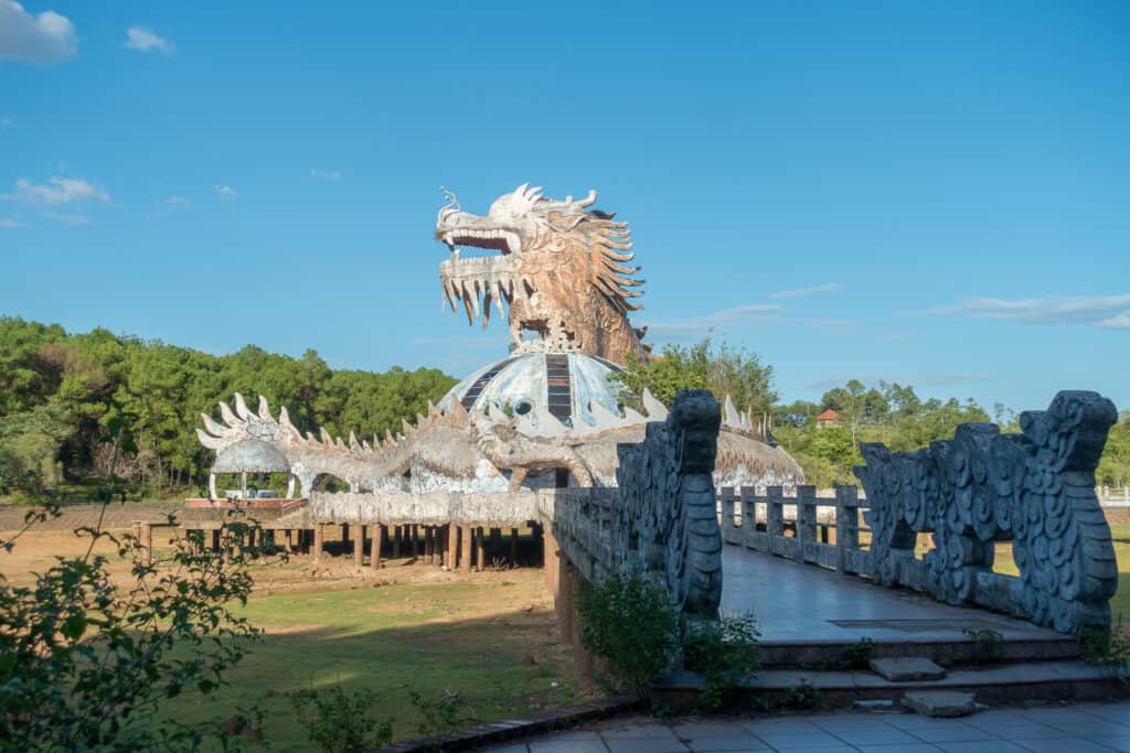 Drachenstatue im Wasserpark in Hue