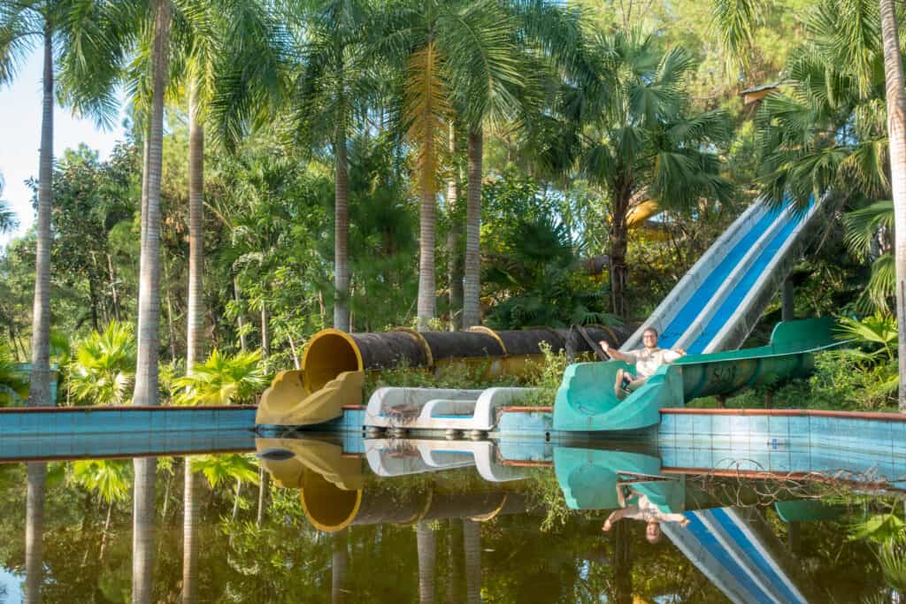 Alte Wasserrutschen im Wasserpark in Hue