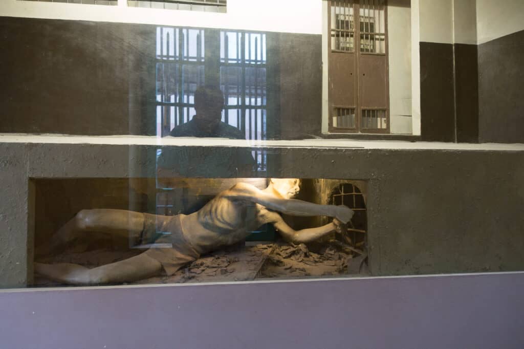 Darstellung einer Flucht durch die Kanalisation des Hoa Lo Prison