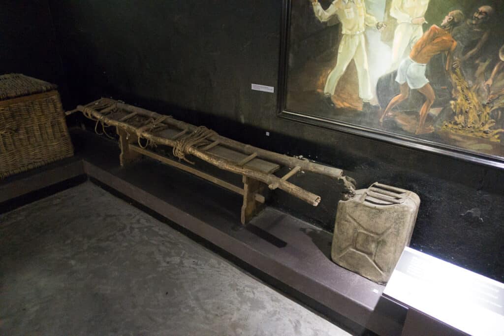 Foltergerät der Franzosen im Hoa Lo Prison Museum, auch als Hanoi Hilton bekannt