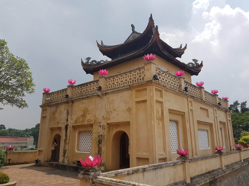 Auf dem Đoan Môn Tor in der Thang Long Zitadelle von Hanoi