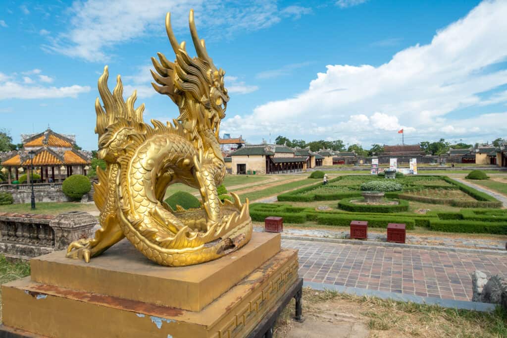 Ein goldener Drache wacht über einen Park in der Zitadelle von Hue
