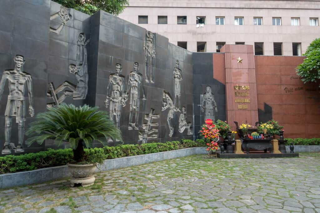 Denkmal für getötete Vietnamesen im Hoa Lo Gefängnismuseum, das unter amerikanischen Gefangenen auch als Hanoi Hilton bekannt war