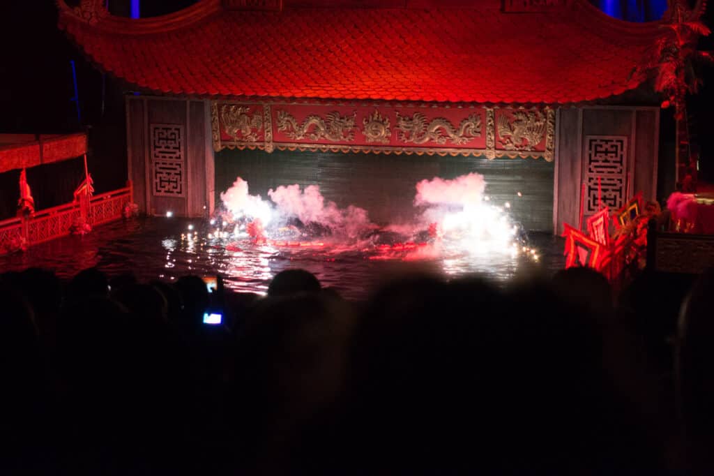 Auch Feuerwerk gehört zur Show im Wasserpuppentheater in Vietnam