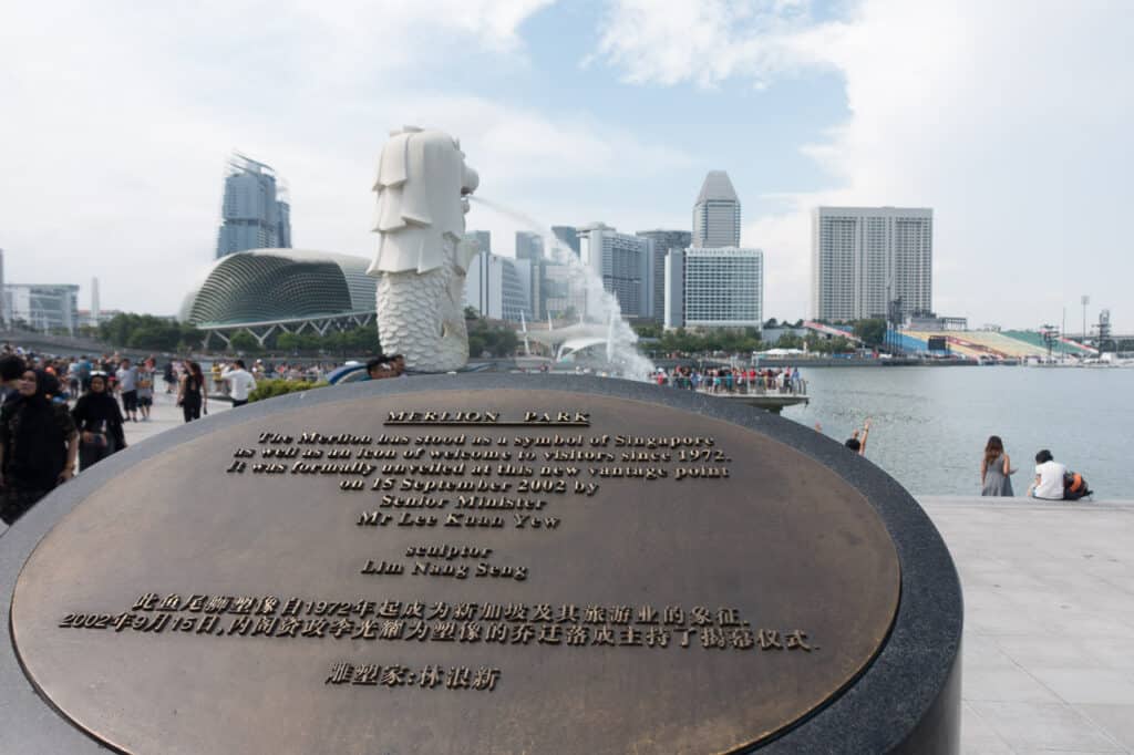 Plakette zum Umzug der Merlion Statue in Singapur