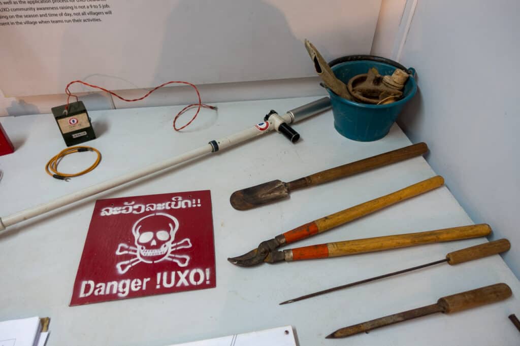 Werkzeuge des Entschärfungskommandos im UXO Center in Luang Prabang
