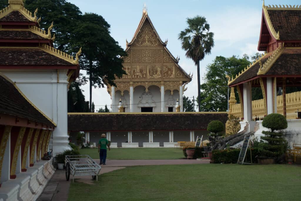 Blick vom Innenhof der Pha That Luang in Vientiane