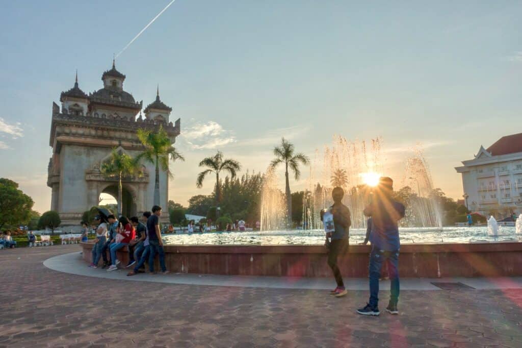 Laoten genießen den Feierabend am Patuxai Monument in Vientiane
